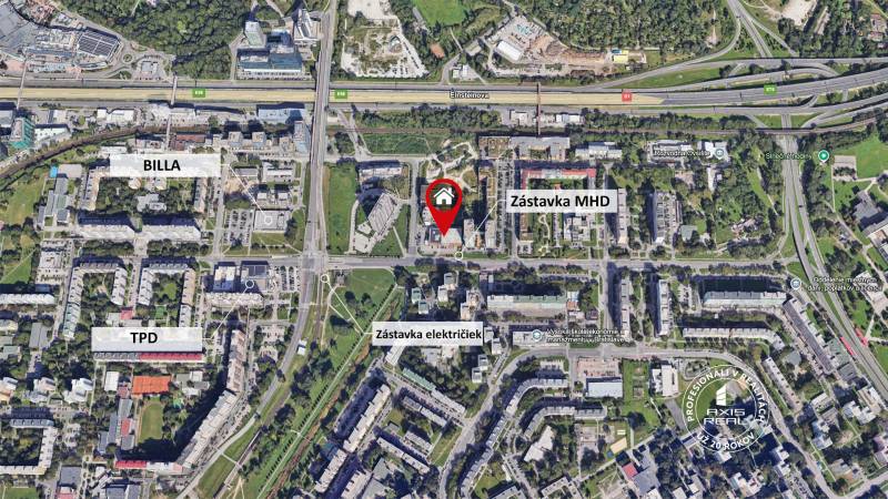 Luftaufnahme der Bosákova-Straße, Bratislava - Petržalka, einschließlich Geschäftsflächen und öffentlichen Verkehrsmitteln.