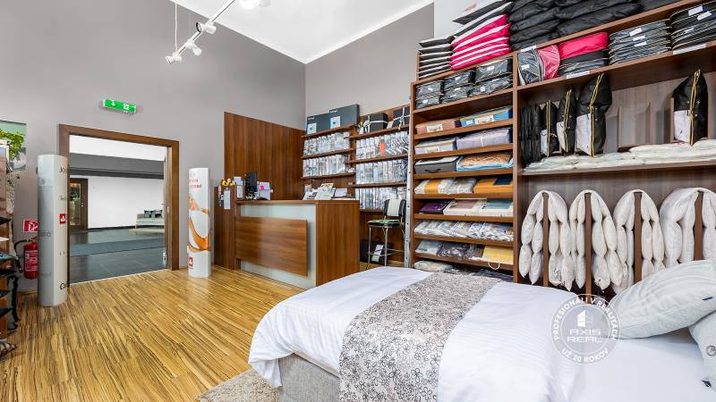 Bettwarenladen, Geschäftsräume mit Regalen und Theke, gemütliches Interieur.