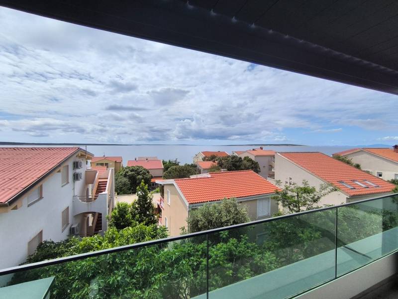 Blick von einer 4-Zimmer-Wohnung auf die Hausdächer und das Meer in Mandre.