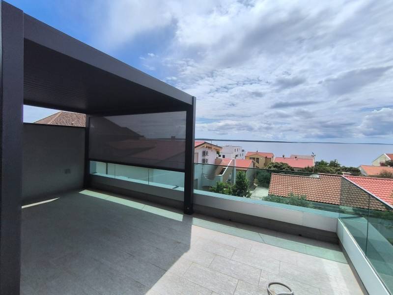 Balkon einer 4-Zimmer-Wohnung in Mandre mit Blick auf das Meer und die Dächer.