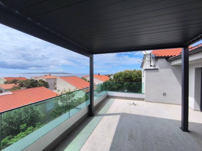 Terrasse mit Blick auf die Dächer und das Meer in Mandre, Raum einer 4-Zimmer-Wohnung.