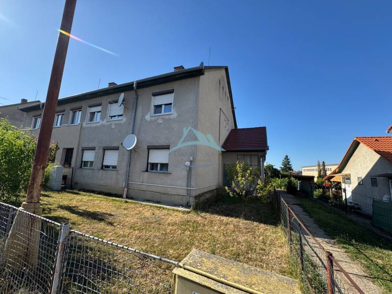 Exterieur einer 3-Zimmer-Wohnung in der Straße Obrancov mieru in Šahy, mit Satellit und Rasen.