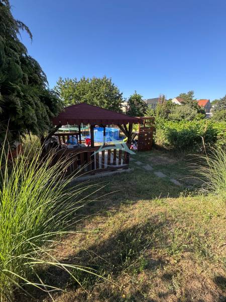 Sommerterrasse mit Pavillon und Pool in der Straße Obrancov mieru in Šahy bei einer 3-Zimmer-Wohnung.