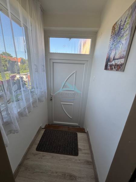 Eingangsflur in einer 3-Zimmer-Wohnung mit weißen Türen und einer Fußmatte.