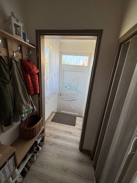Diele einer 3-Zimmer-Wohnung mit Garderoben, Schuhschrank und Türen mit Oberlicht.