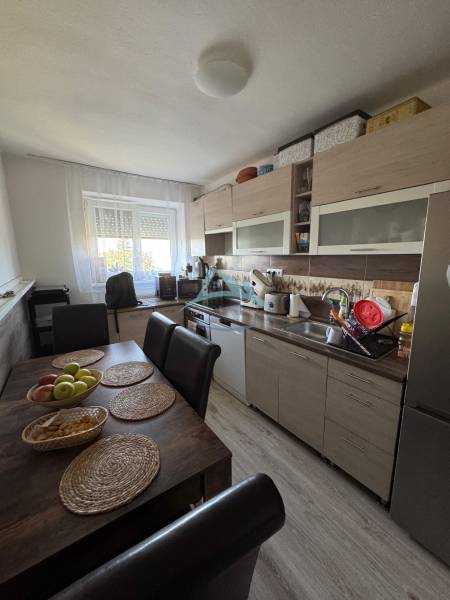 Küche in einer 3-Zimmer-Wohnung mit Esstisch und heller Ausstattung.