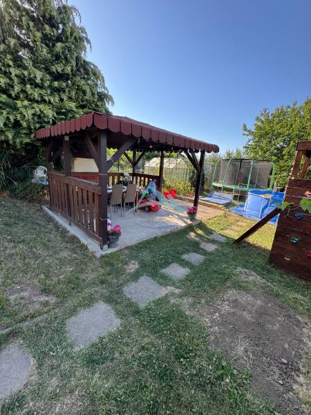 Gartenpavillon bei einer 3-Zimmer-Wohnung in der Obrancov Mieru Straße in Šahy.