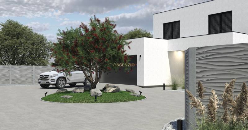 Ein Einfamilienhaus in Opoj mit einem Auto, einem gepflegten Garten und einem stilvollen Zaun.