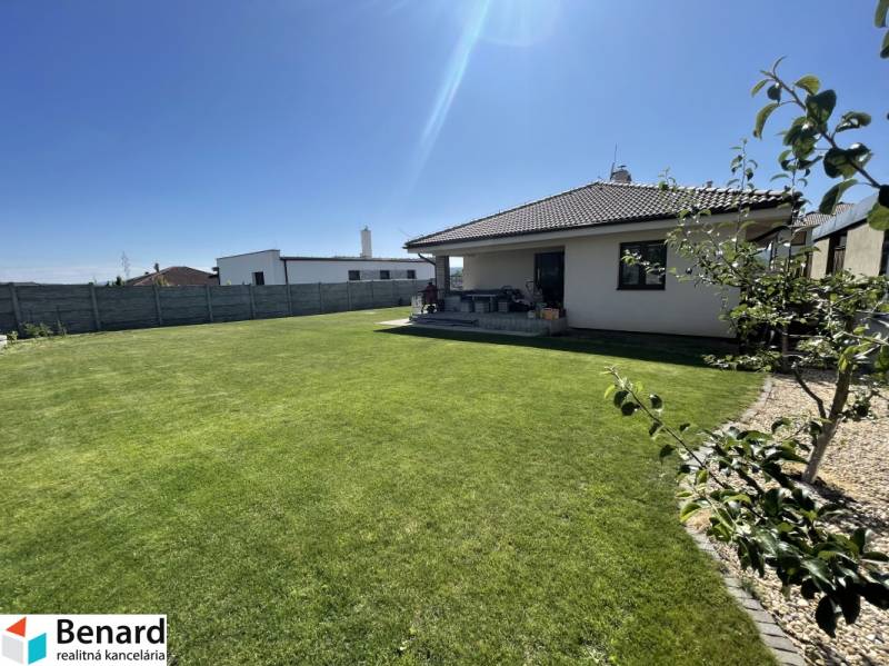 Ein Einfamilienhaus in Prešov mit gepflegtem Garten, Rasen und Terrasse.