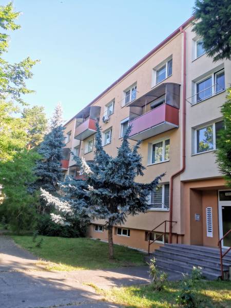 Wohnhaus in der Hviezdoslavova-Straße in Zlaté Moravce mit drei Stockwerken und Balkonen.