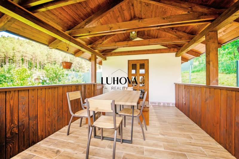 Holzterrasse mit Sitzbereich, umgeben von Grün, Grundstücke - Wohnen Pružina, Pružina.