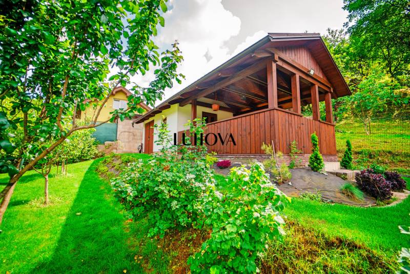 Ein Holzpavillon umgeben von Grün auf einem Grundstück in der Gemeinde Pružina, Bezirk Pružina, bestimmt zum Wohnen.