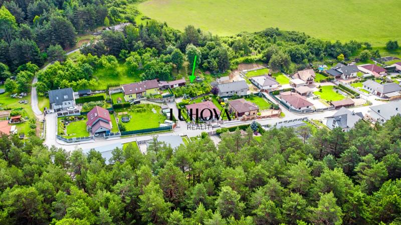 Luftaufnahme von Einfamilienhäusern, umgeben von Grün in der Gemeinde Pružina, in der Straße Pružina, Grundstücke - Wohnen.