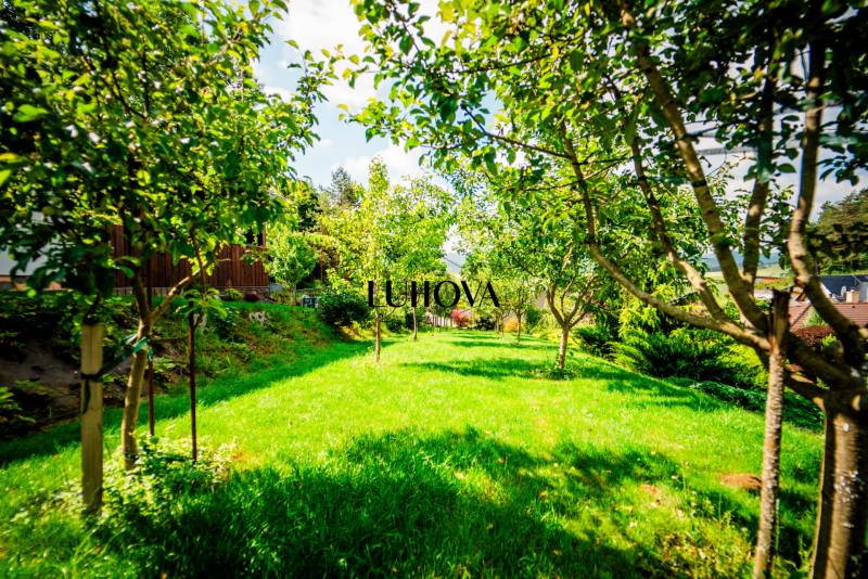 Ein Garten mit Obstbäumen auf einem Grundstück zum Wohnen in Pružina, Pružina.
