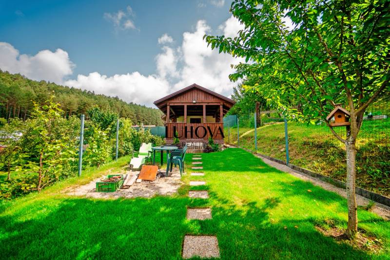 Holzhütte mit Terrasse im Garten auf einem Grundstück in Pružina, Pružina Straße.