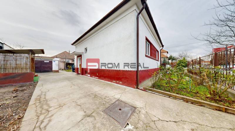 Einfamilienhaus in der Farebná-Straße in Bratislava II mit Betonweg und Umzäunung.