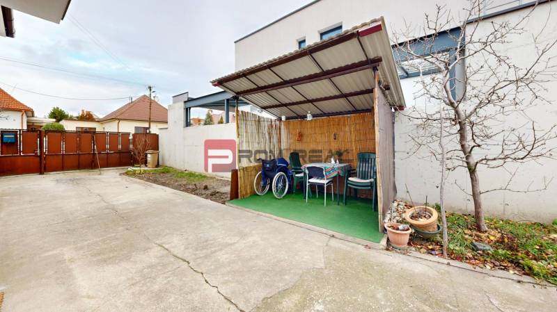 Der Hof des Einfamilienhauses in der Farebna-Straße in Bratislava II mit einem Gartenunterstand.