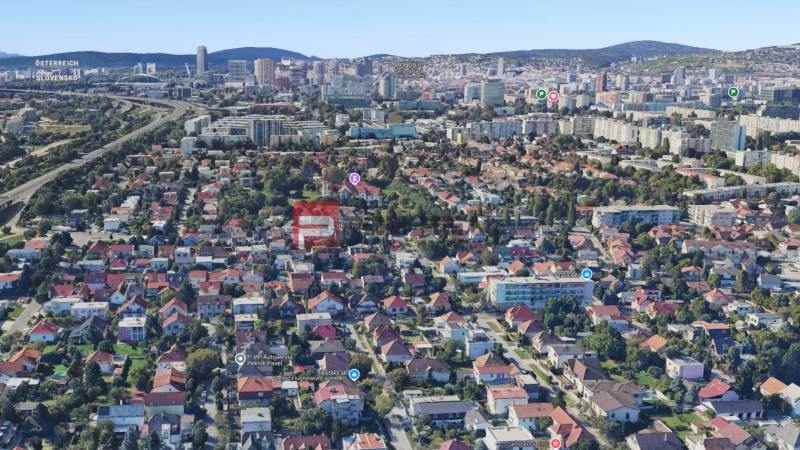 Luftaufnahme von Einfamilienhäusern in Bratislava, grüne Gegend und Stadtpanorama.
