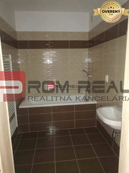 Badezimmer mit Dusche und Waschbecken in einer 2-Zimmer-Wohnung in der Slavomírova Straße.