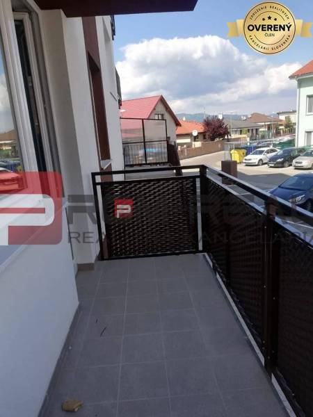 Balkon einer 2-Zimmer-Wohnung in der Slavomírova-Straße, Blick auf die umliegende Bebauung und Autos.