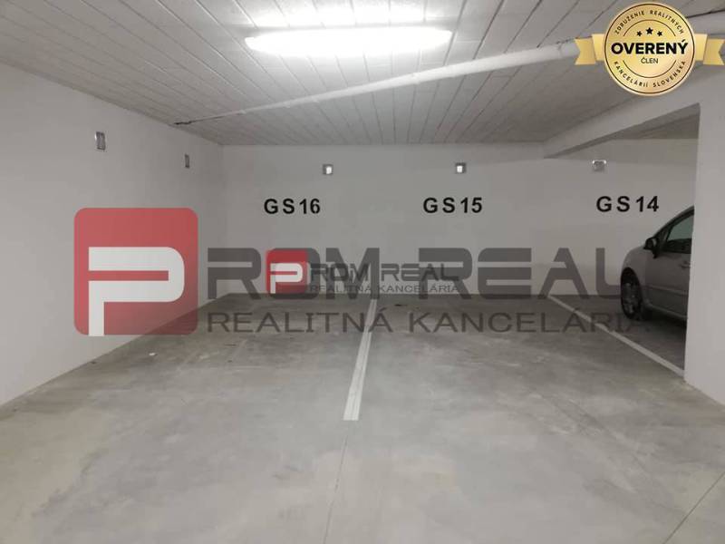 Bild vom Parkplatz in der Slavomírova-Straße, bietet einen Platz bei einer 2-Zimmer-Wohnung an.