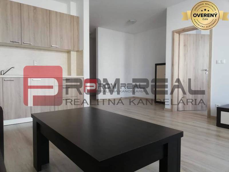 Interieur einer 2-Zimmer-Wohnung in der Slavomírova-Straße mit Küche und hellem Mobiliar.