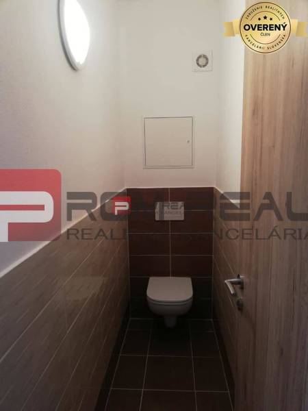 Einfaches WC mit Fliesenwänden, Teil einer 2-Zimmer-Wohnung in der Slavomírova-Straße.