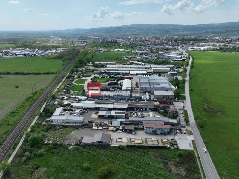 Luftaufnahme von Geschäftsräumen an der Šenkvická-Straße in Pezinok, umgeben von Natur.