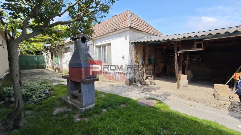 Im Hof im Zentrum von Dolné Orešany gibt es einen Gartenkamin und einen Pavillon. Grundstücke - Wohnen.