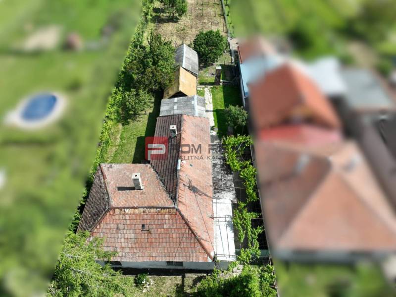 Luftaufnahme eines von Grün umgebenen Hauses in Dolné Orešany, Zentrum, Grundstücke - Wohnen.