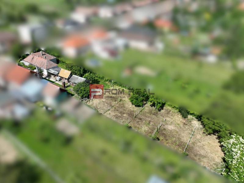 Grundstücke - Wohnen im Zentrum von Dolné Orešany, Immobilie mit Gebäuden und eingezäuntem Garten.