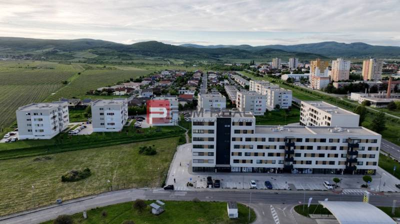 Gewerbeflächen in der Obchodná-Straße in Pezinok, umgeben von Grünflächen und Wohngebieten.