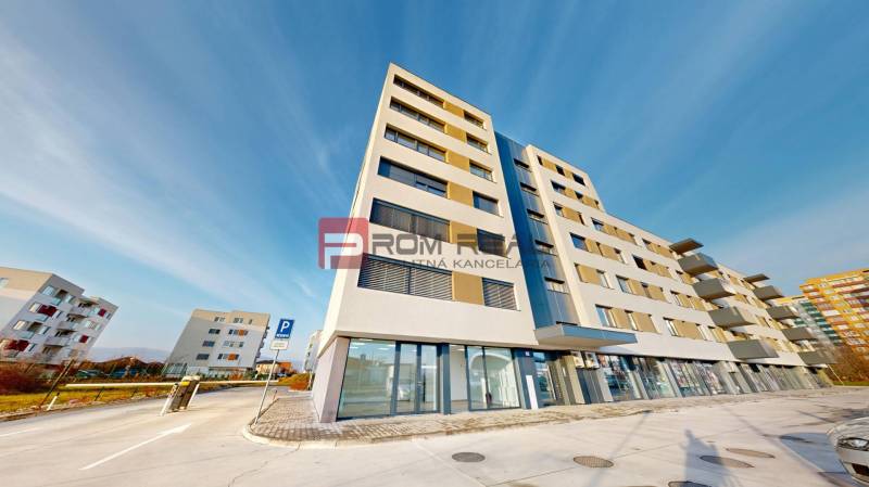Geschäftsräume in Pezinok in der Obchodná-Straße in einem modernen Gebäude mit Glasvitrinen.