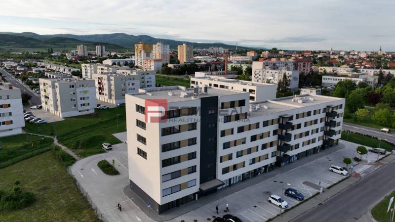 Geschäftsräume in der Obchodná-Straße in Pezinok, umgeben von Wohnhäusern und Grünflächen.