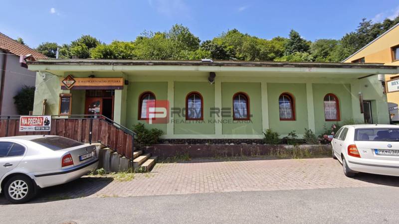 Ein Gebäude mit weißen Autos auf dem Parkplatz in den Gastro-Räumen in Podhradie in Svätý Jur.