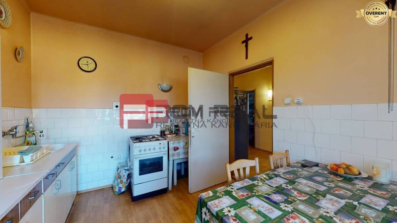 Küche in einem Einfamilienhaus mit Esstisch, Herd und Küchenzeile.