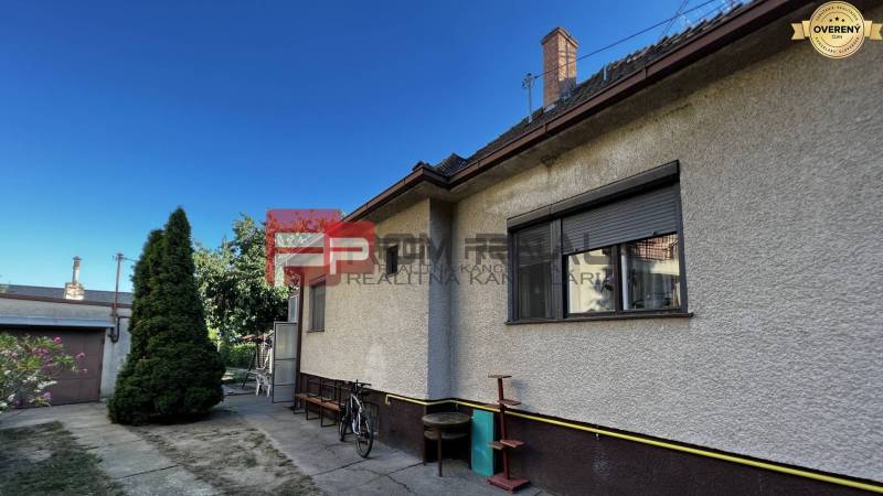 Einfamilienhaus in der Nerudova-Straße in Pezinok mit Hof und Garage, umgeben von Grün.