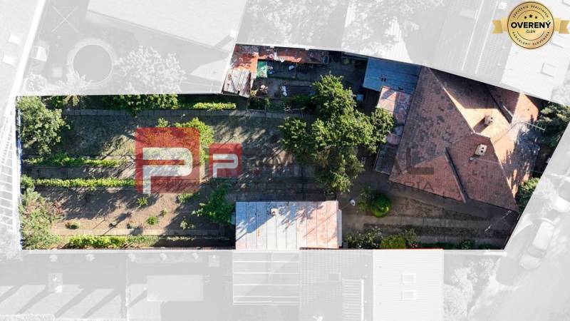 Luftaufnahme des Hofes und Gartens eines Einfamilienhauses in der Nerudova-Straße in Pezinok.