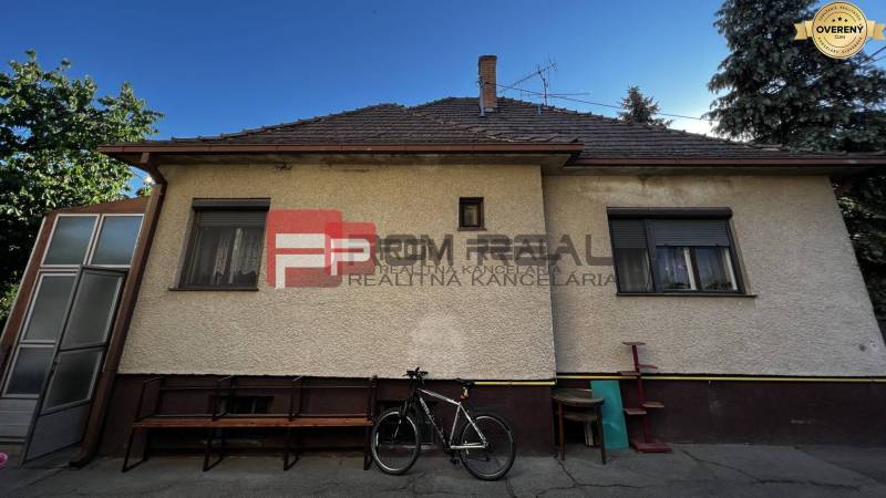 Einfamilienhaus in der Nerudova-Straße in Pezinok mit Fahrrad und Gartensitzgruppe.