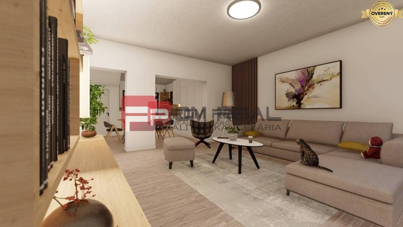 Wohnzimmer in einem Einfamilienhaus mit cremefarbenem Sofa, Tisch und Bild an der Wand.