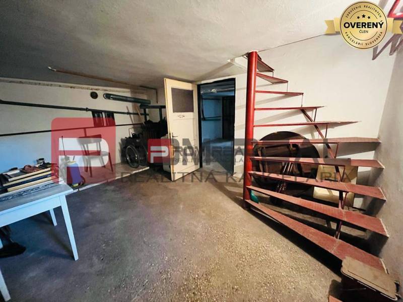Ein Interieur in einem Einfamilienhaus mit roter Treppe und Möbeln.