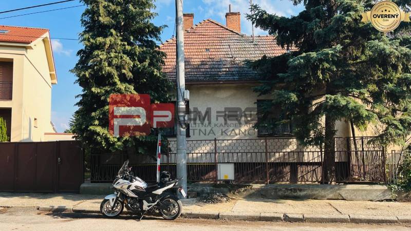 Ein Einfamilienhaus in der Nerudova-Straße in Pezinok, davor ein geparktes Motorrad.