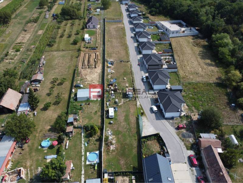 Luftaufnahme von Wohnbaugrundstücken in Štefanová, angrenzend an eine Reihenhaussiedlung.