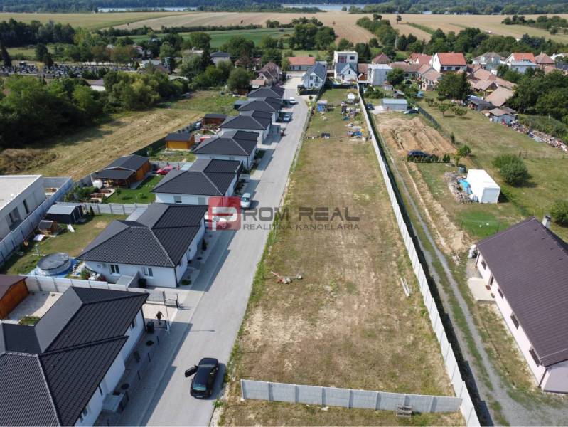 Štefanová bietet Grundstücke für Wohnzwecke mit Einfamilienhäusern in einer ruhigen Lage an.
