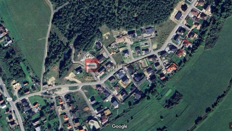 Luftaufnahme von Grundstücken - Wohnen in Pružina, umgeben von Grünflächen und Wald.