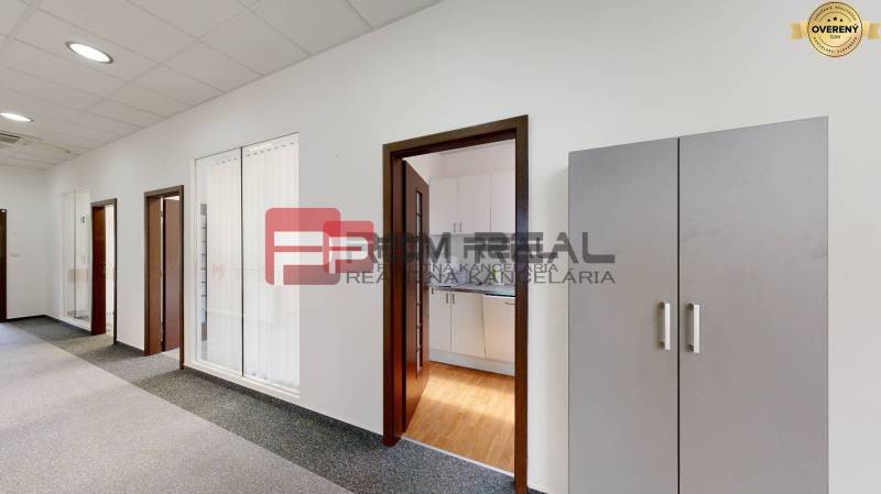 Büroflächen mit Eingangstüren und Beleuchtung, Prorom Real.