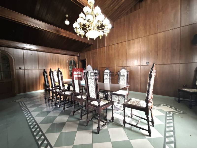Speisesaal mit Holzdecke und Vertäfelung, massiver Tisch auf der Ľ. Podjavorinská, beeindruckendes Gebäude.