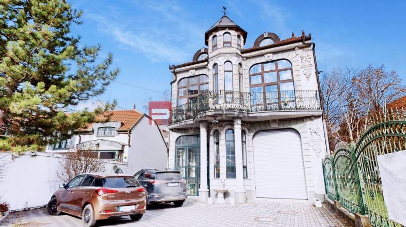 Das Gebäude in der Ľ. Podjavorinská-Straße in Trnava mit einem verzierten Balkon und einer dekorativen Fassade.
