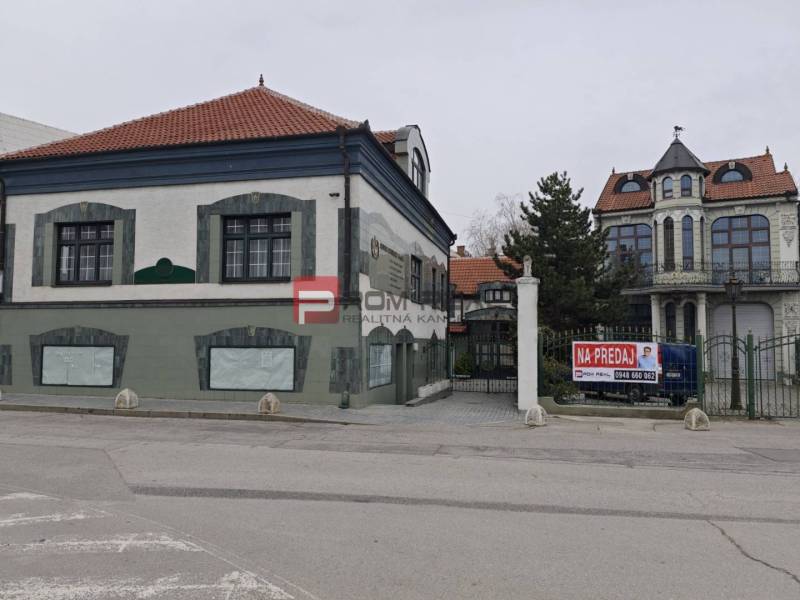 Das Gebäude in der Ľ. Podjavorinská-Straße, zum Verkauf ausgeschrieben, mit Architektur im historischen Stil.