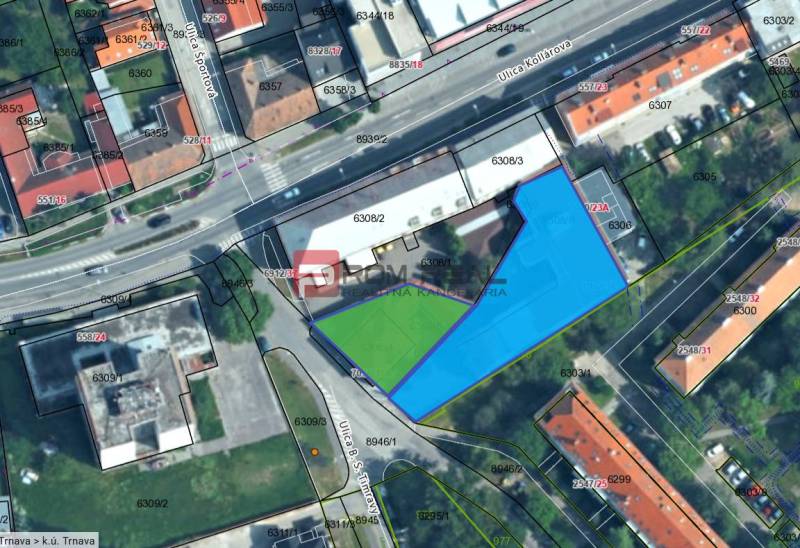 Grundstück in der Ľ. Podjavorinská-Straße, umrandet von einer blauen Fläche, neben dem Gebäude und der Kollárová-Straße.